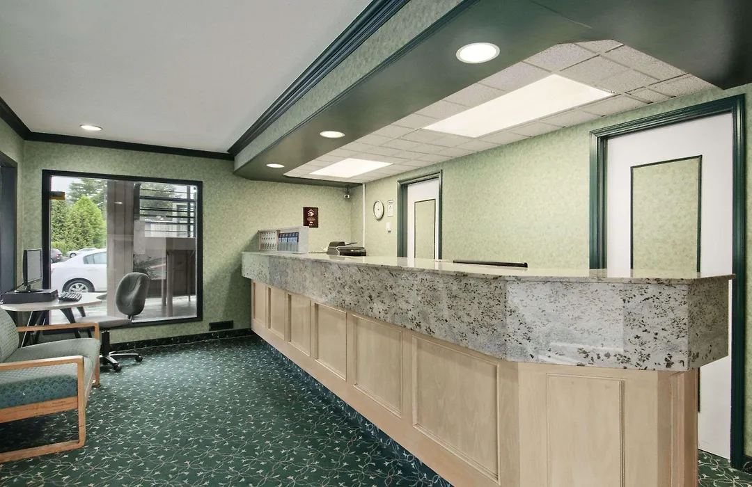 Travelodge By Wyndham Vancouver Lions Gate-1