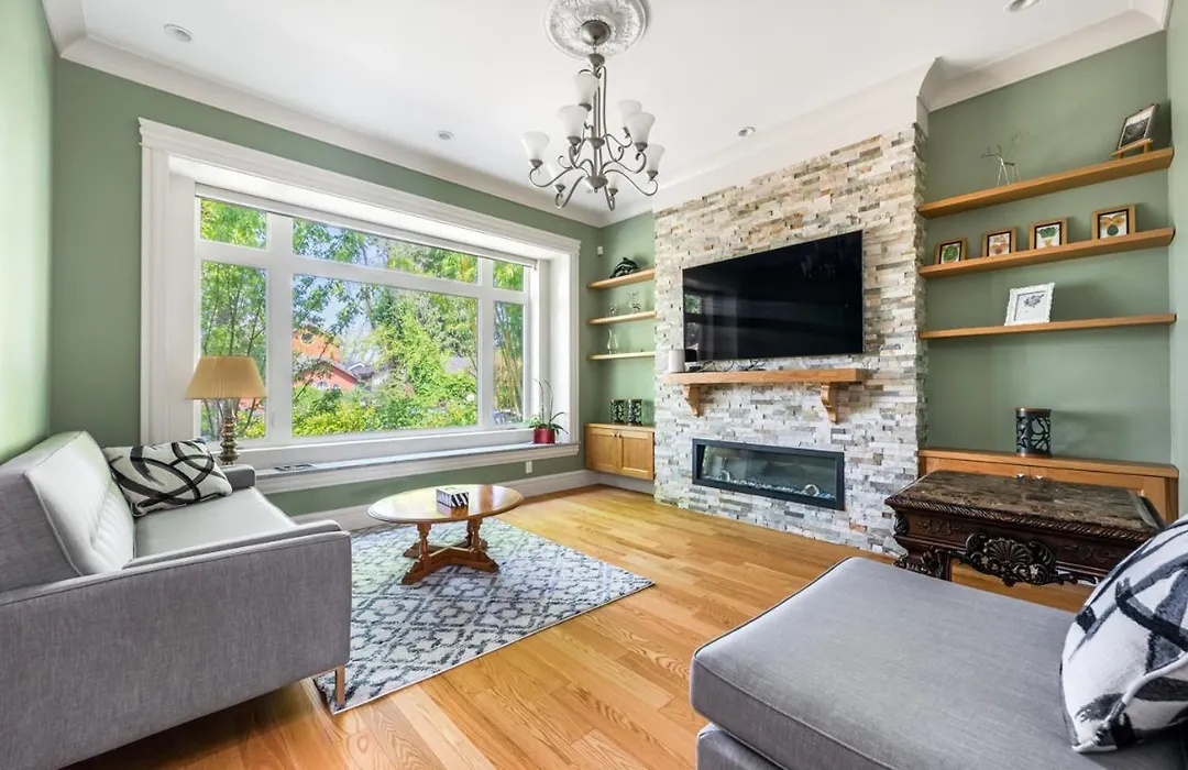 Vancouver Haven: Luxurious Private Bedroom Near Attractions-1