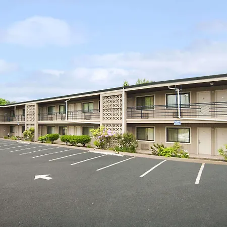 Travelodge By Wyndham Vancouver Lions Gate-2